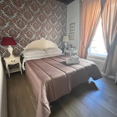 Affittacamere Piazzetta De' Monti 3*