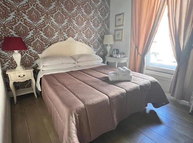 招待所 皮亚泽塔德蒙蒂套房旅馆 4*